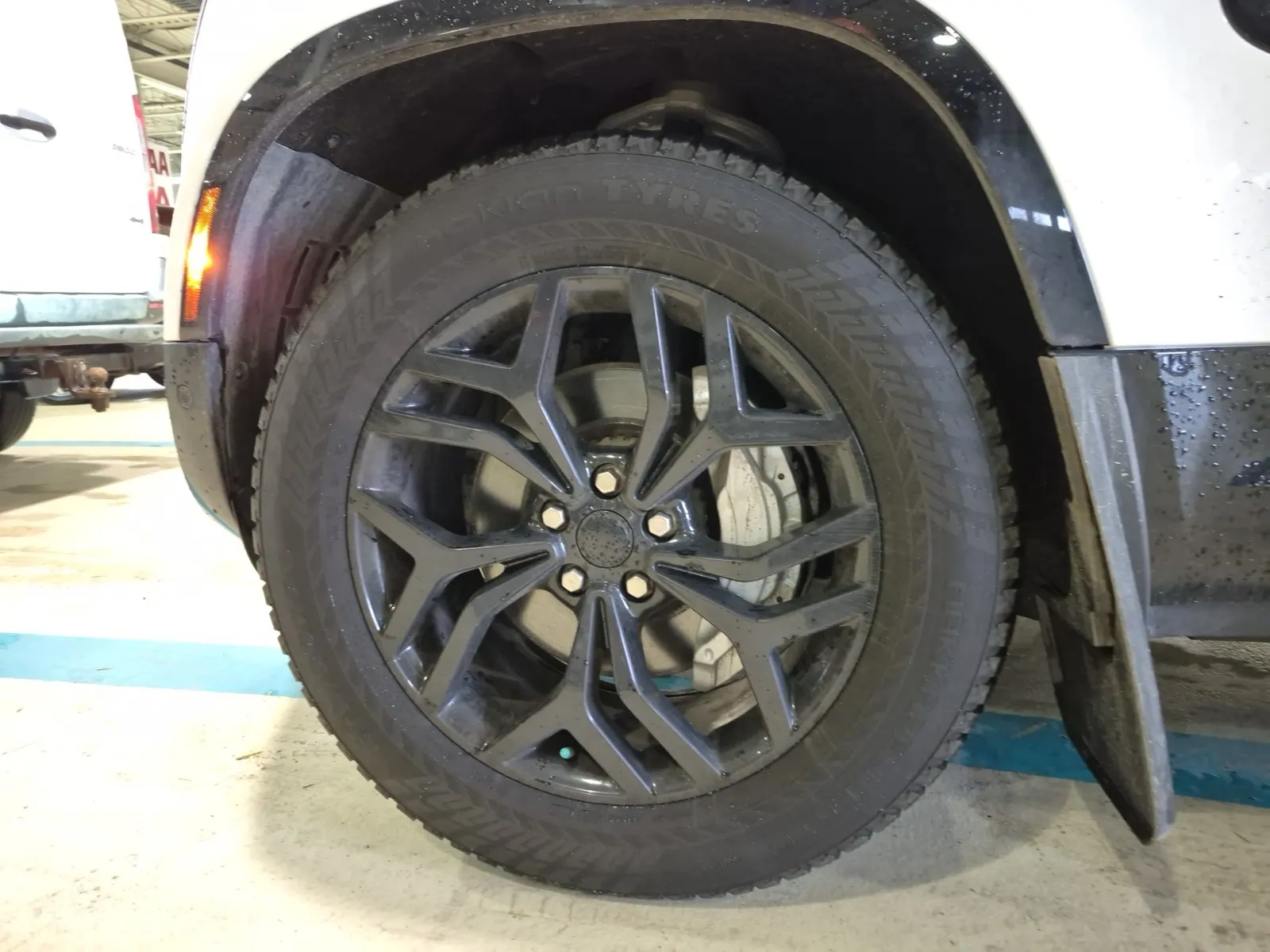 Front driver wheel/tire photo