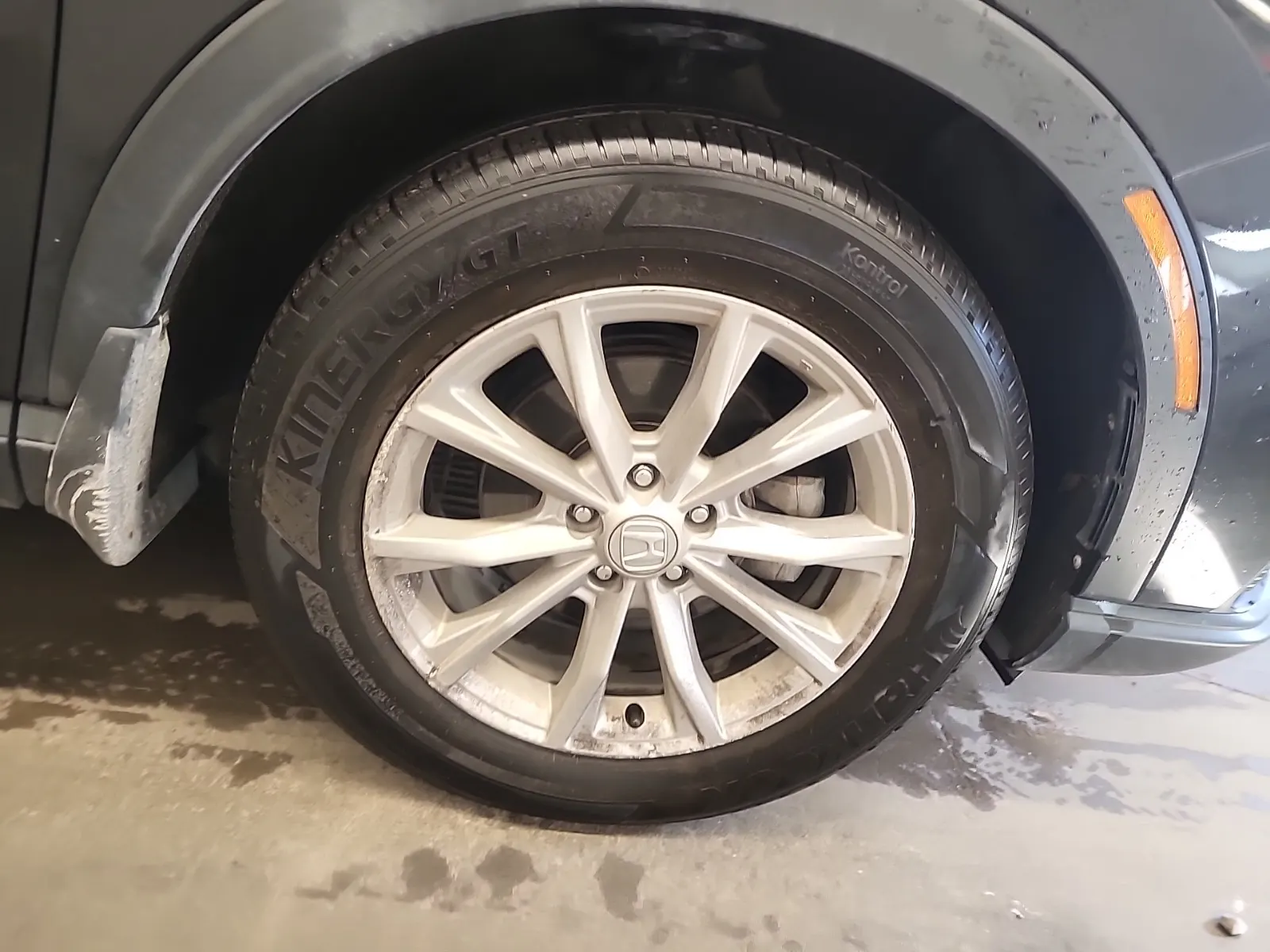 Right Front Wheel/Tire Photo
