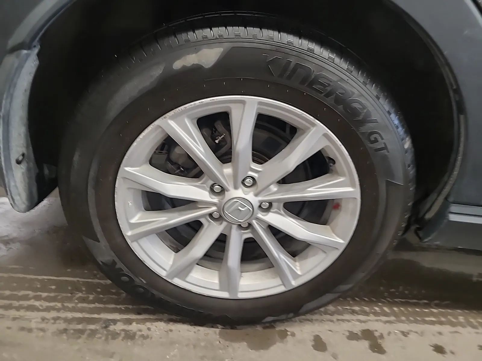 Right Rear Wheel/Tire Photo