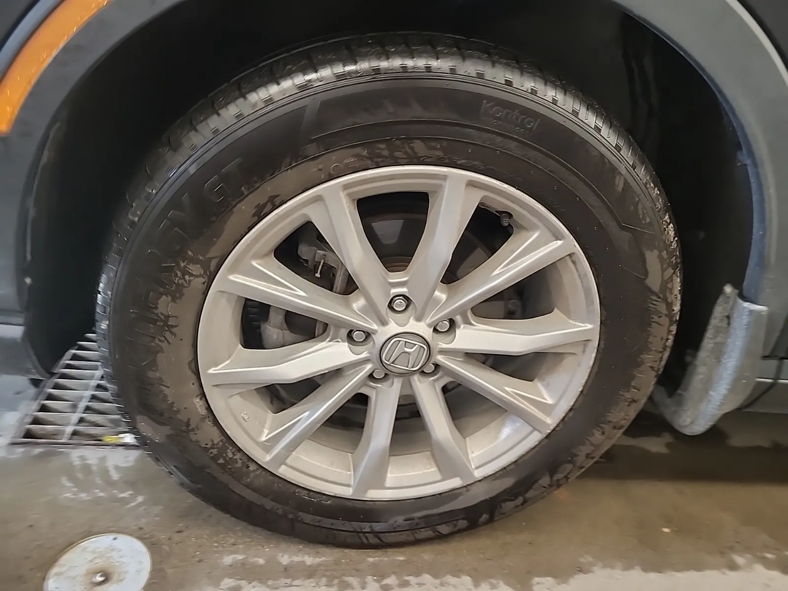 Front driver wheel/tire photo