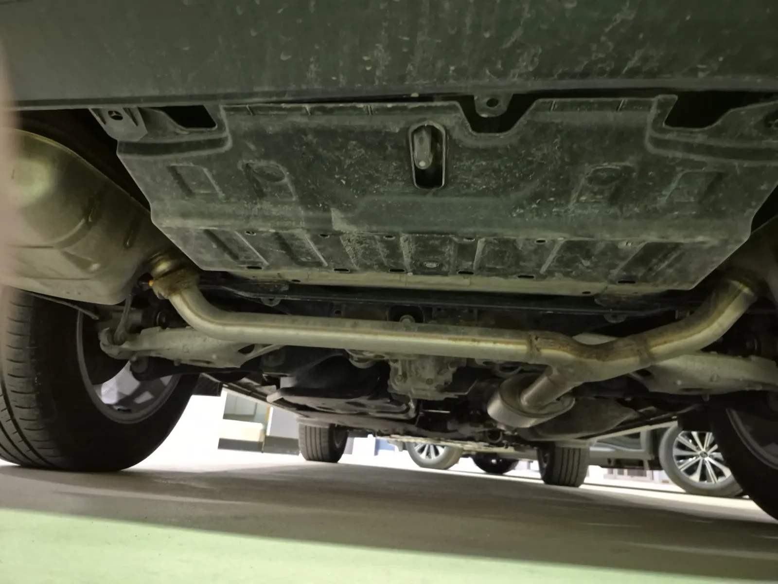 Undercarriage - Rear Photo