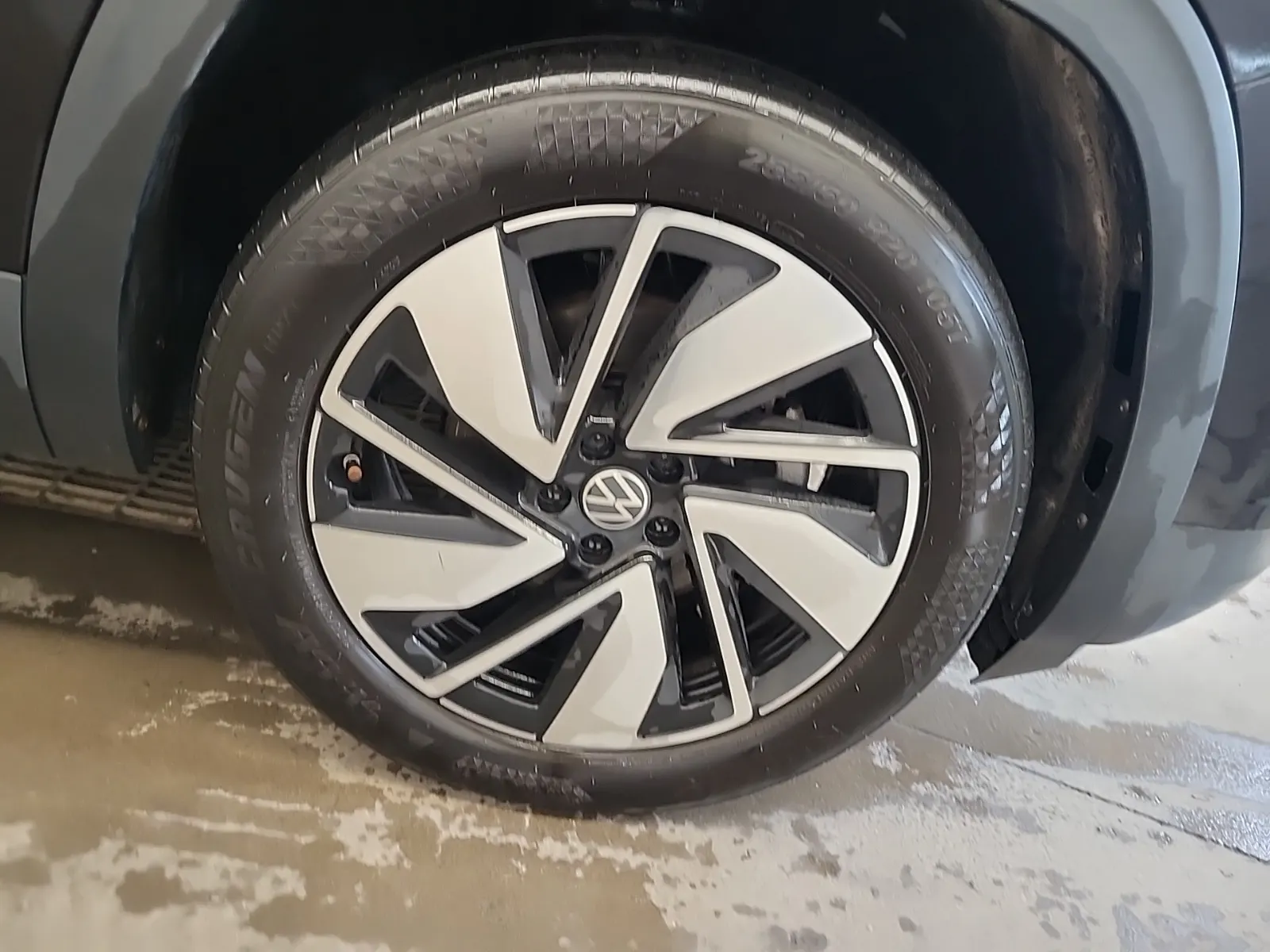 Right Front Wheel/Tire Photo