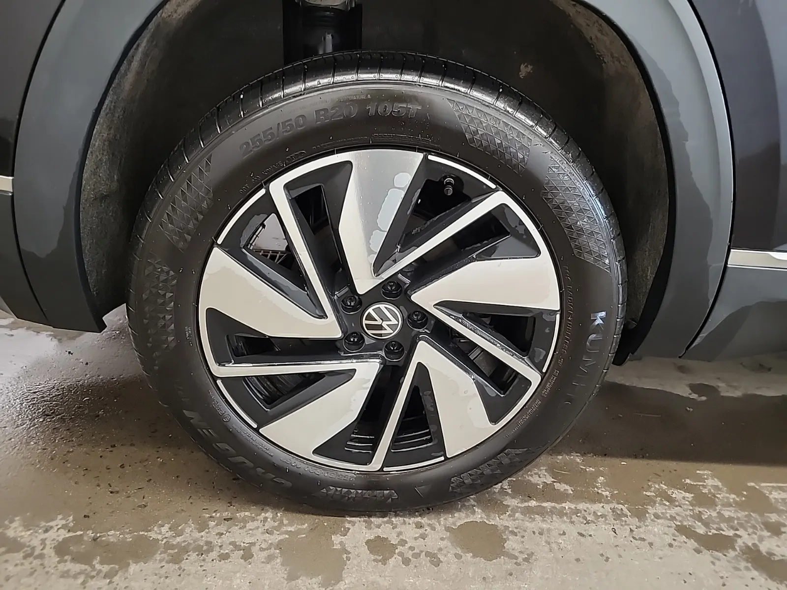 Right Rear Wheel/Tire Photo