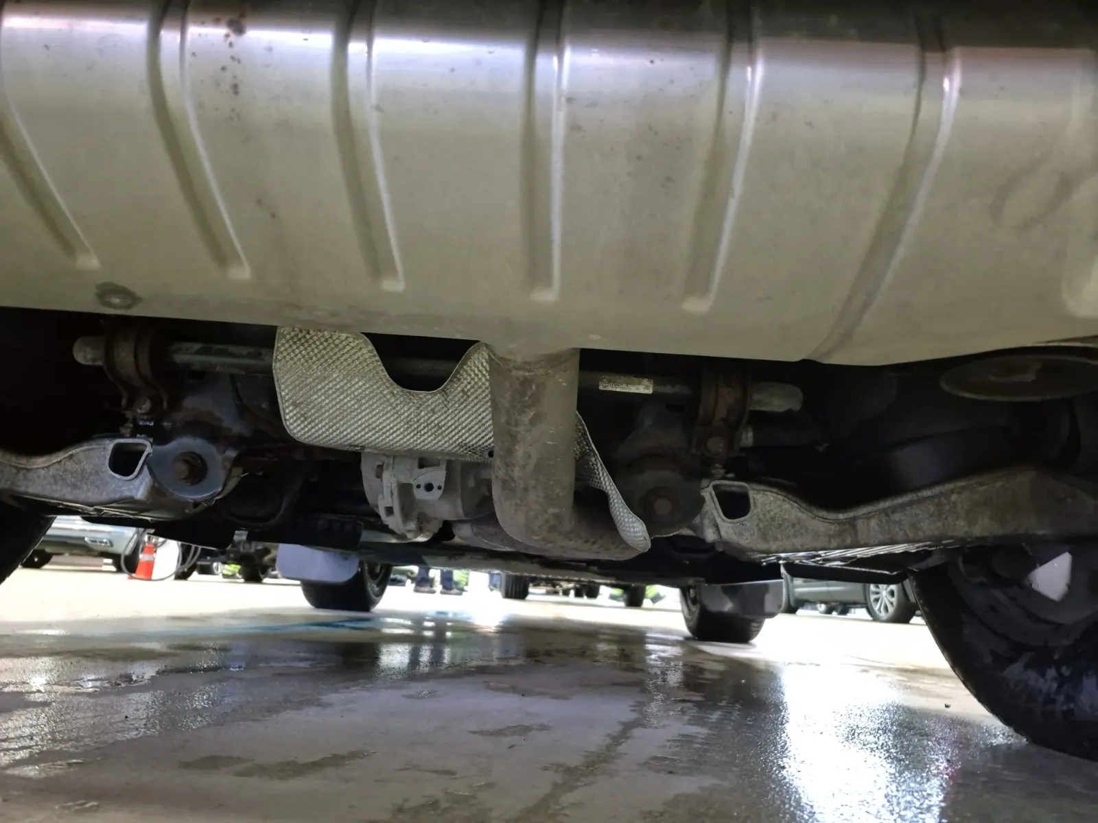 Undercarriage - Rear Photo
