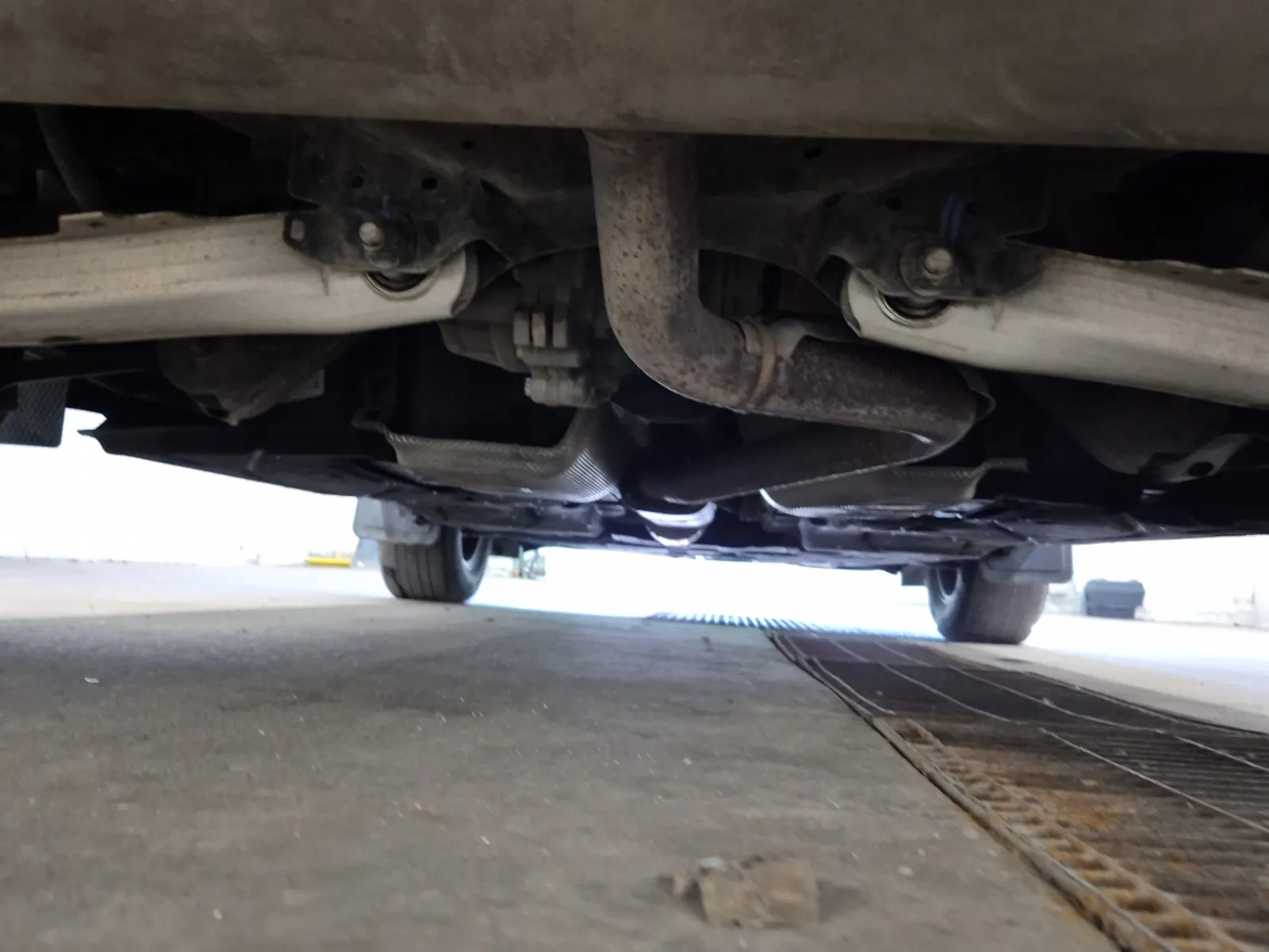 Undercarriage - Rear Photo