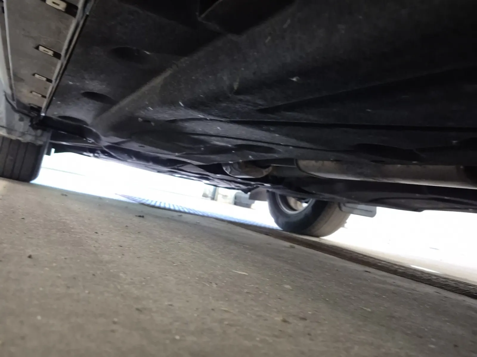 Undercarriage - Driver Photo