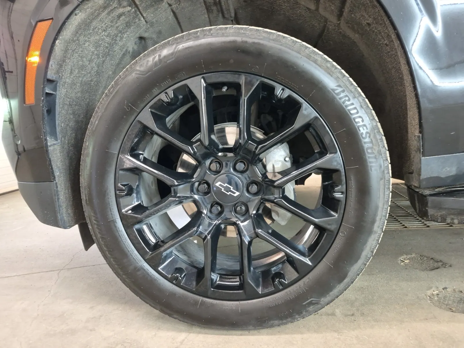 Front driver wheel/tire photo
