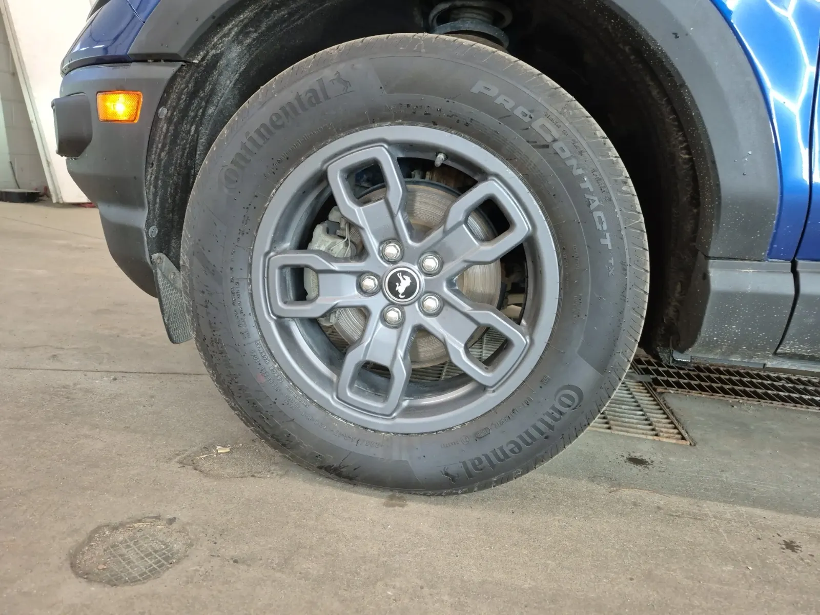 Front driver wheel/tire photo