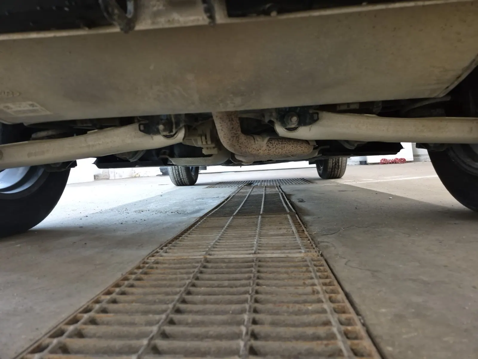 Undercarriage - Rear Photo