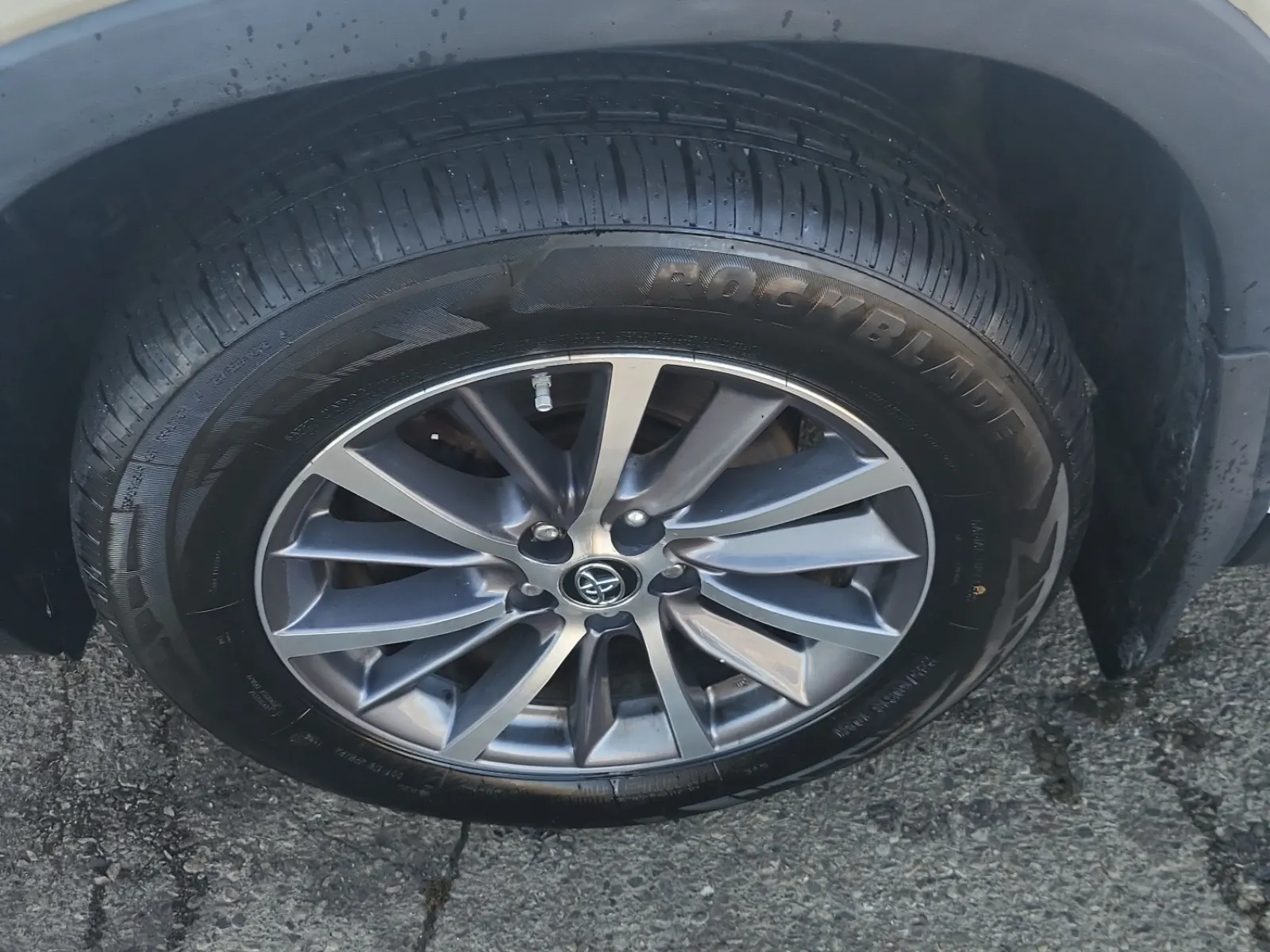 Front driver wheel/tire photo