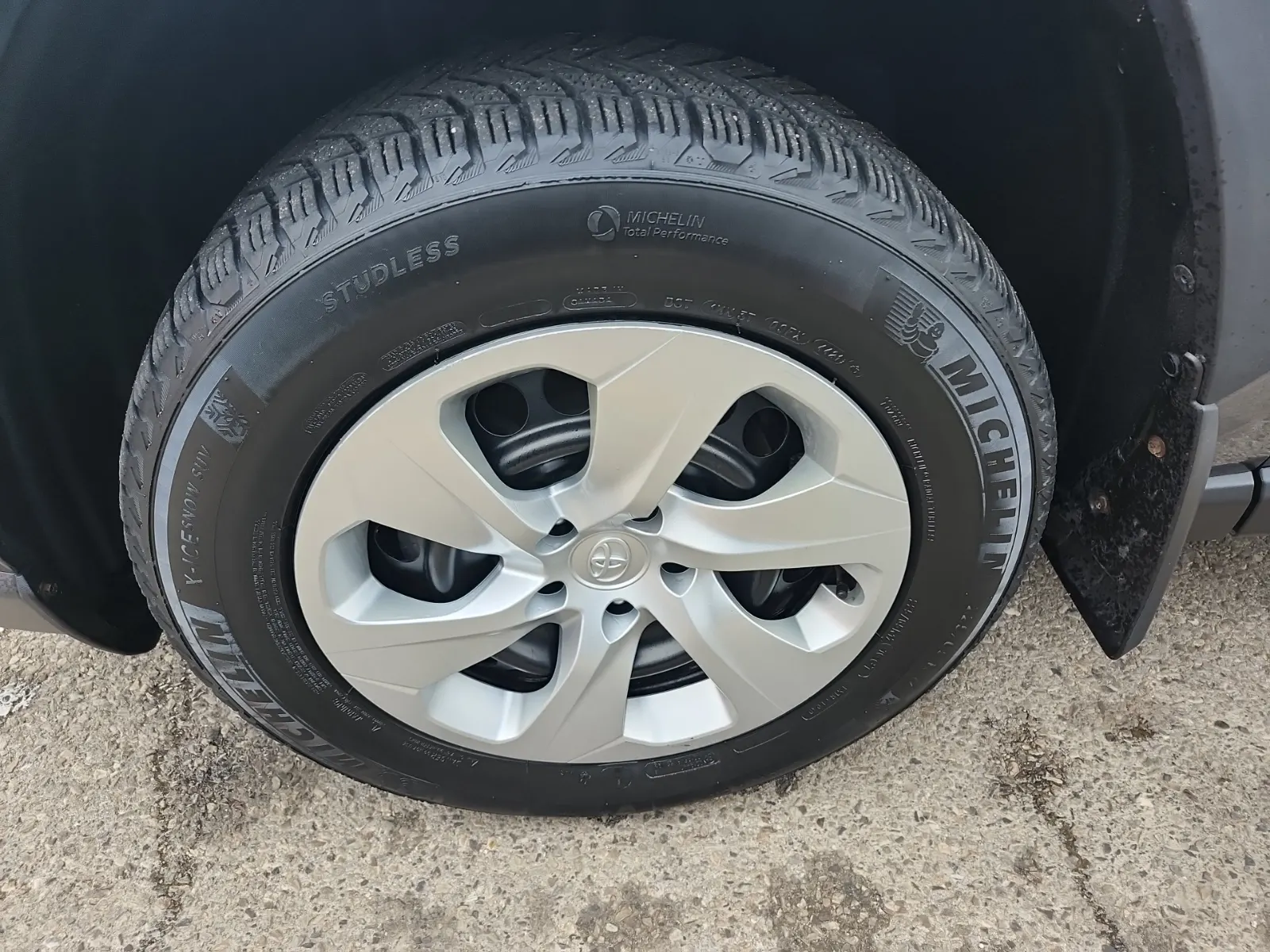 Front driver wheel/tire photo