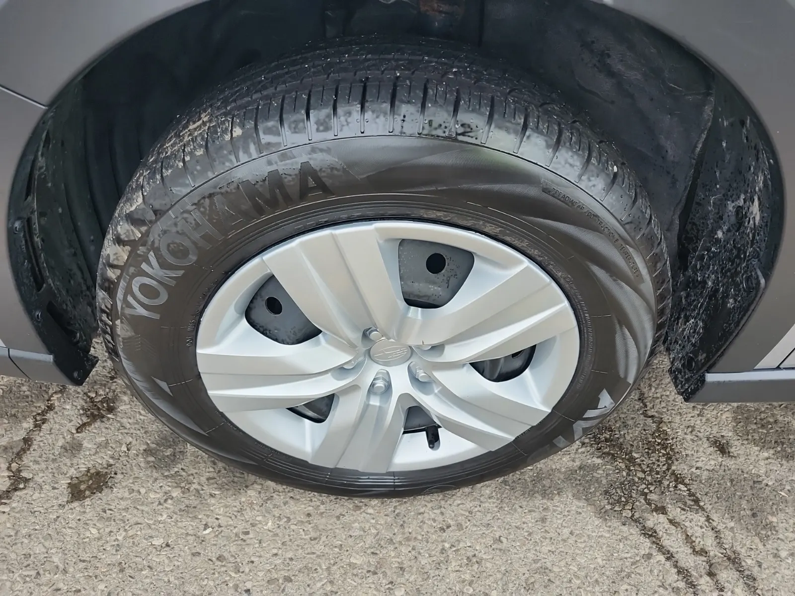 Front driver wheel/tire photo