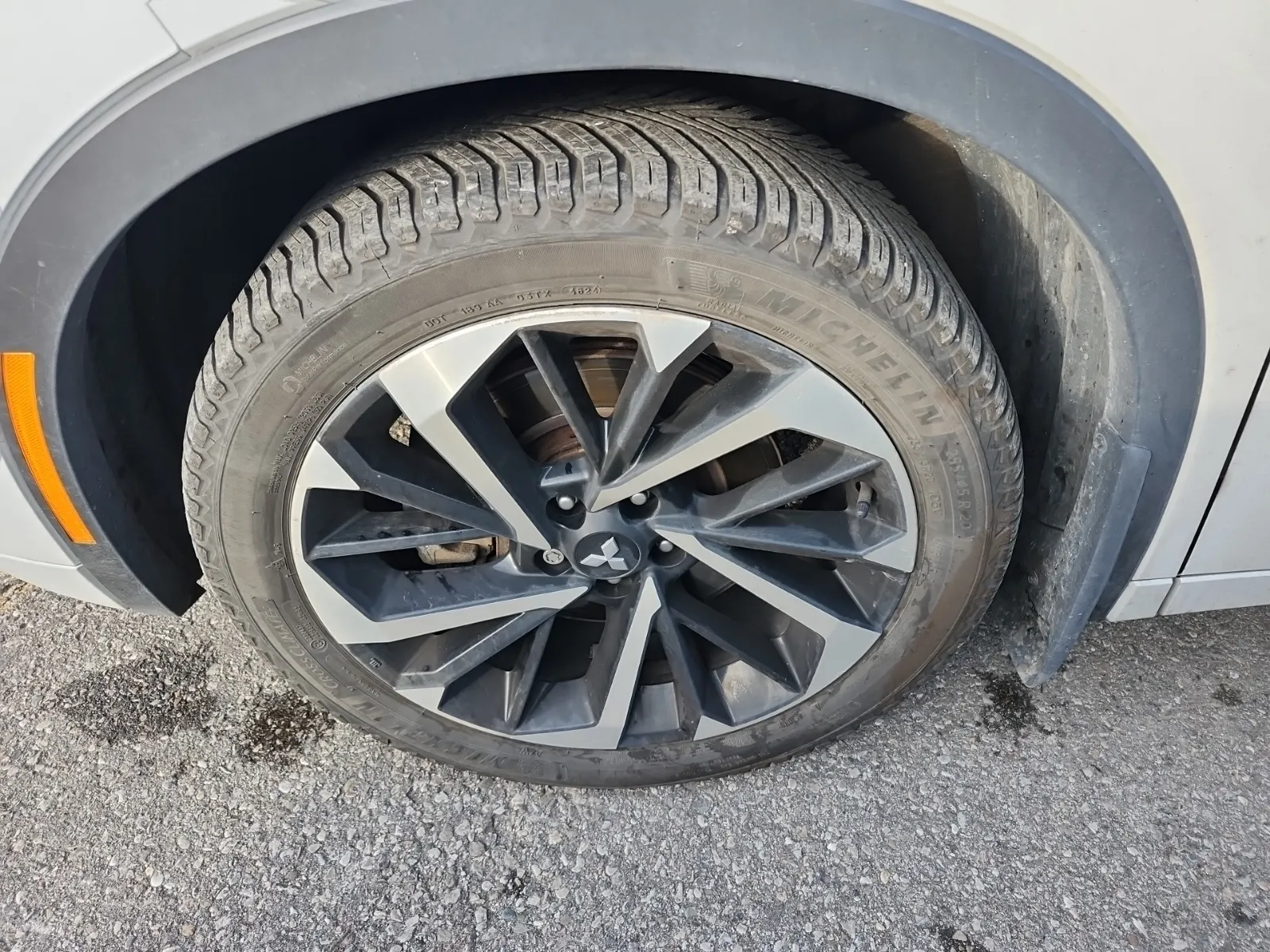Front driver wheel/tire photo