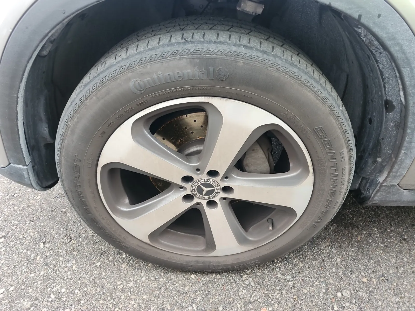 Front driver wheel/tire photo