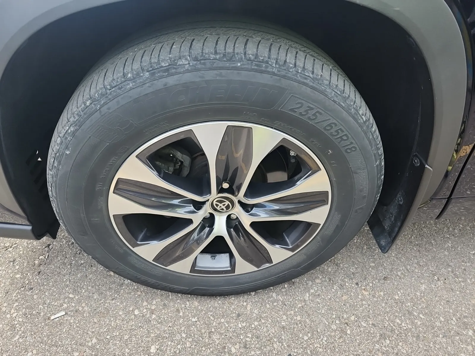 Front driver wheel/tire photo