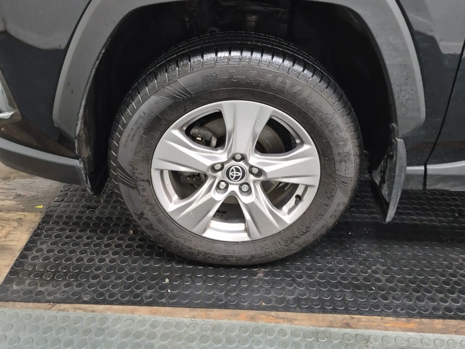 Front driver wheel/tire photo