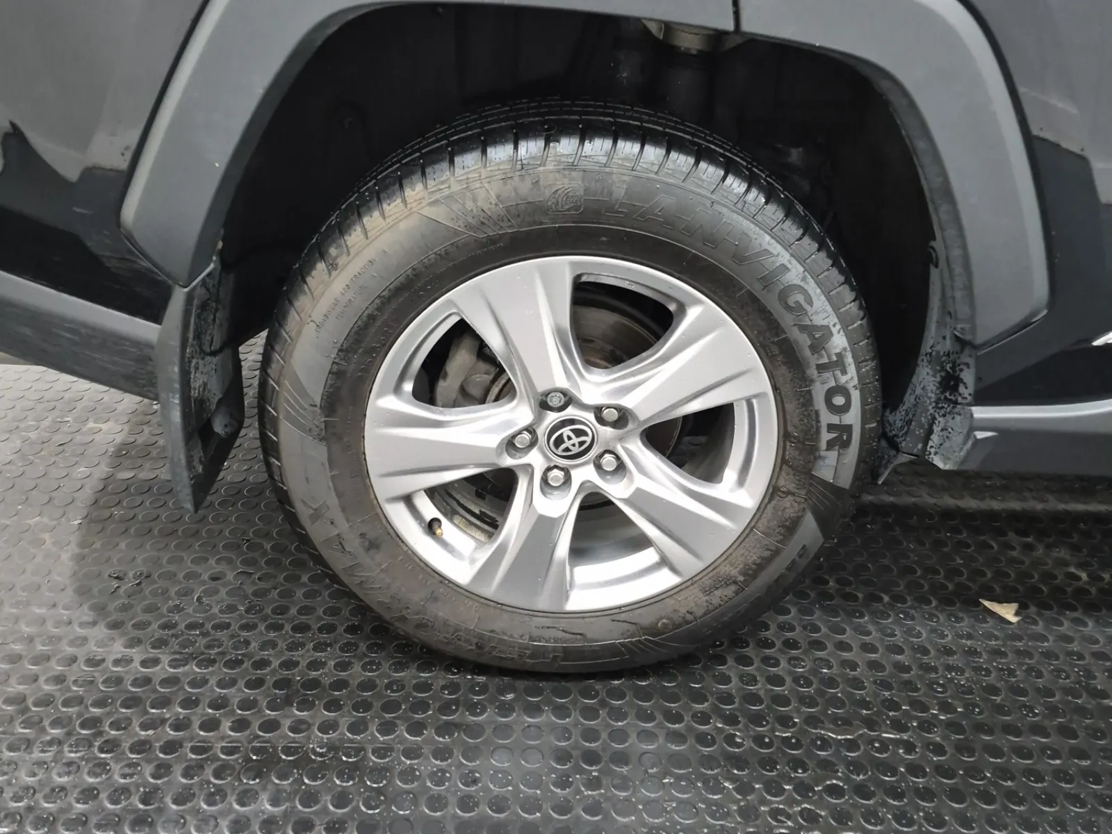 Right Rear Wheel/Tire Photo