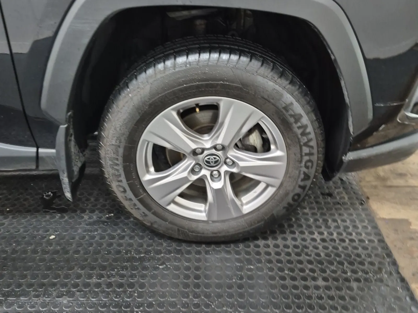 Right Front Wheel/Tire Photo