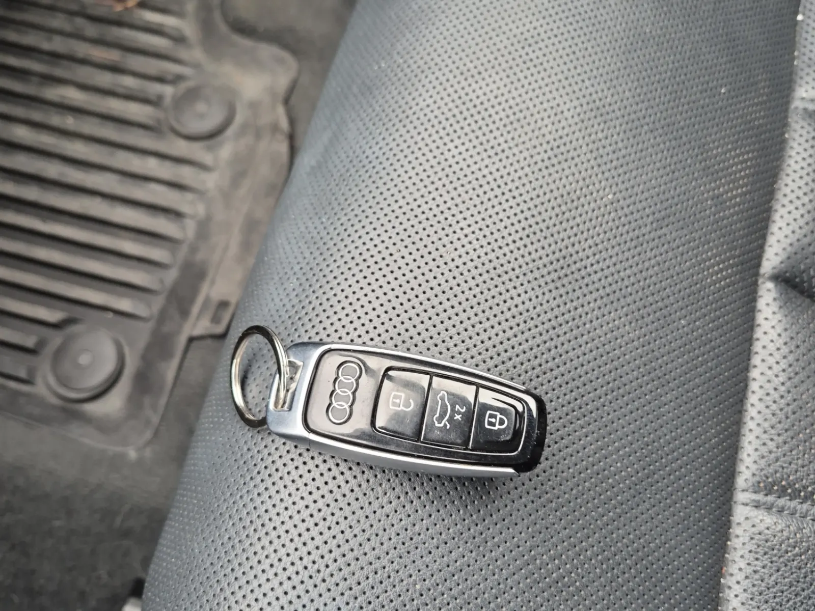 Keys/Fobs/Manual Photo