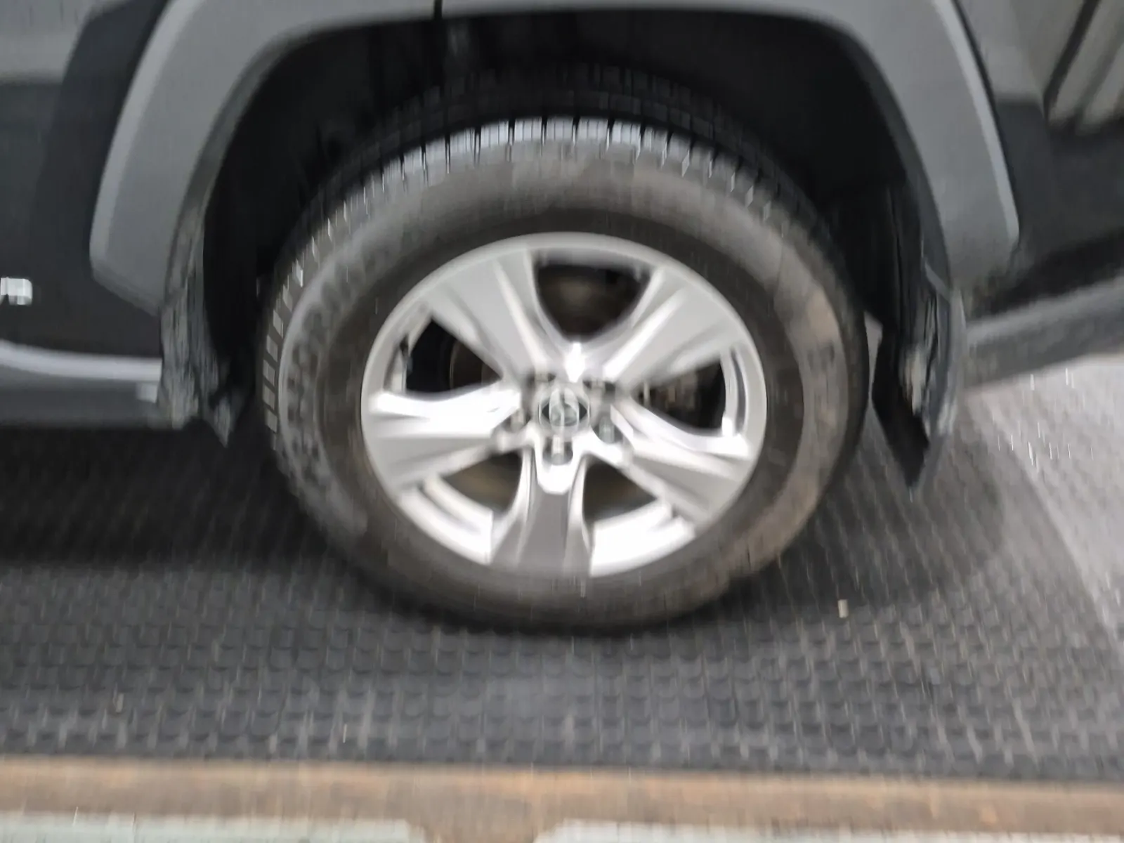 Left Rear Wheel/Tire Photo