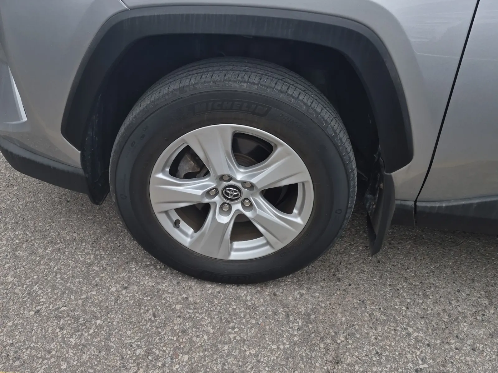 Front driver wheel/tire photo