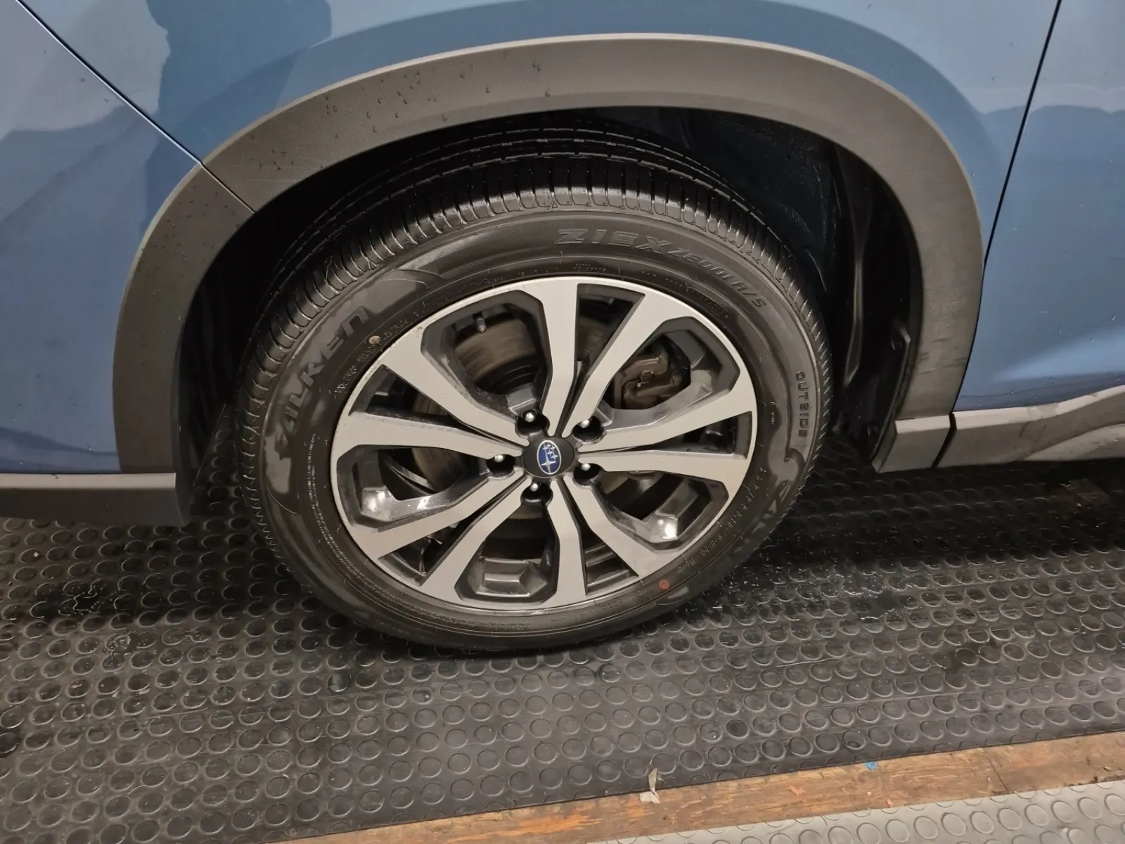 Front driver wheel/tire photo