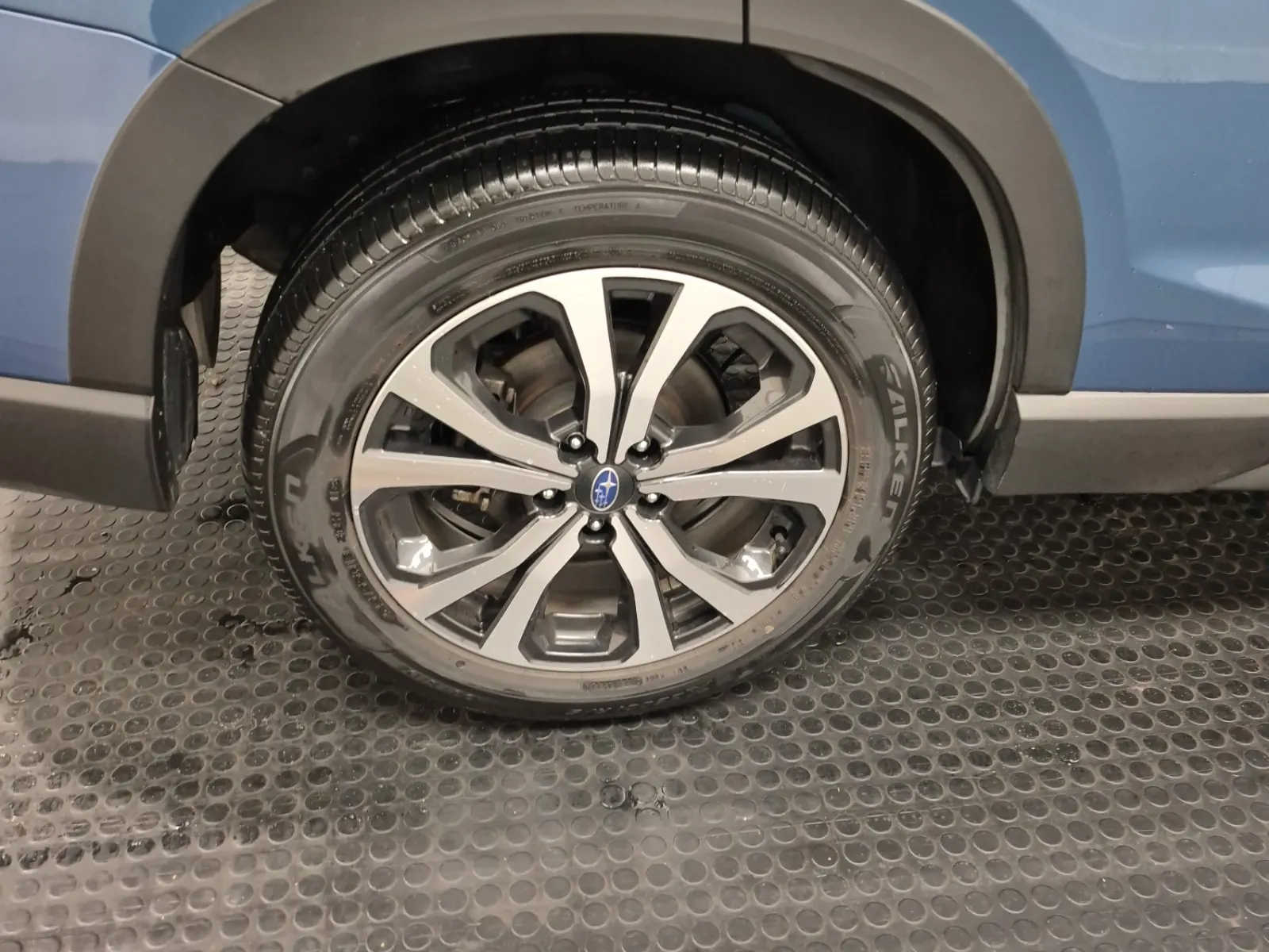Right Rear Wheel/Tire Photo