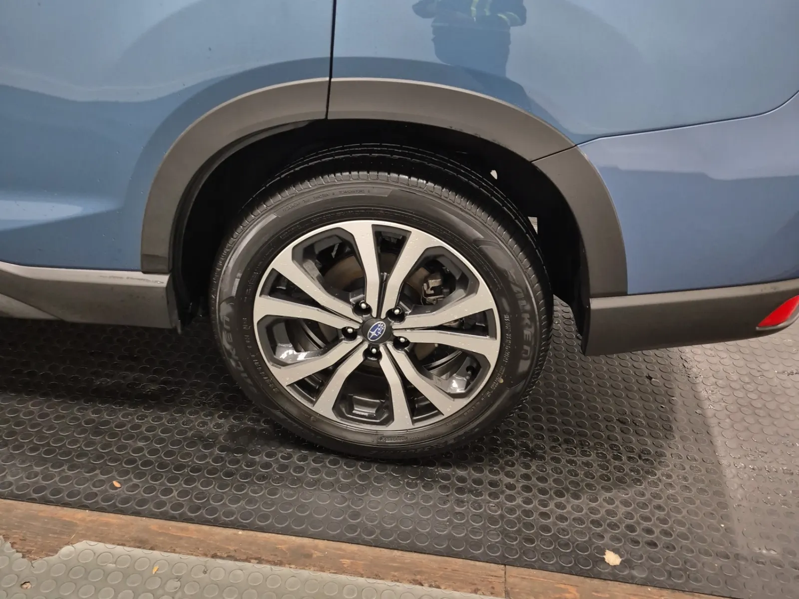 Left Rear Wheel/Tire Photo