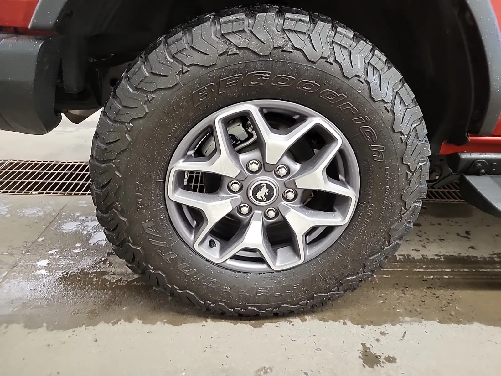 Right Rear Wheel/Tire Photo