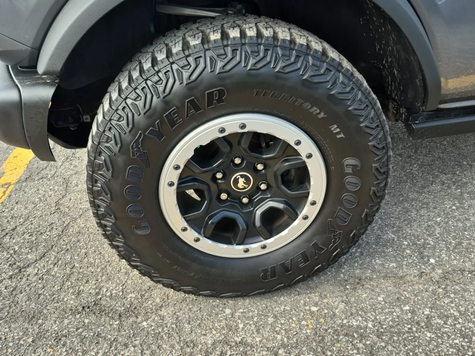 Front driver wheel/tire photo