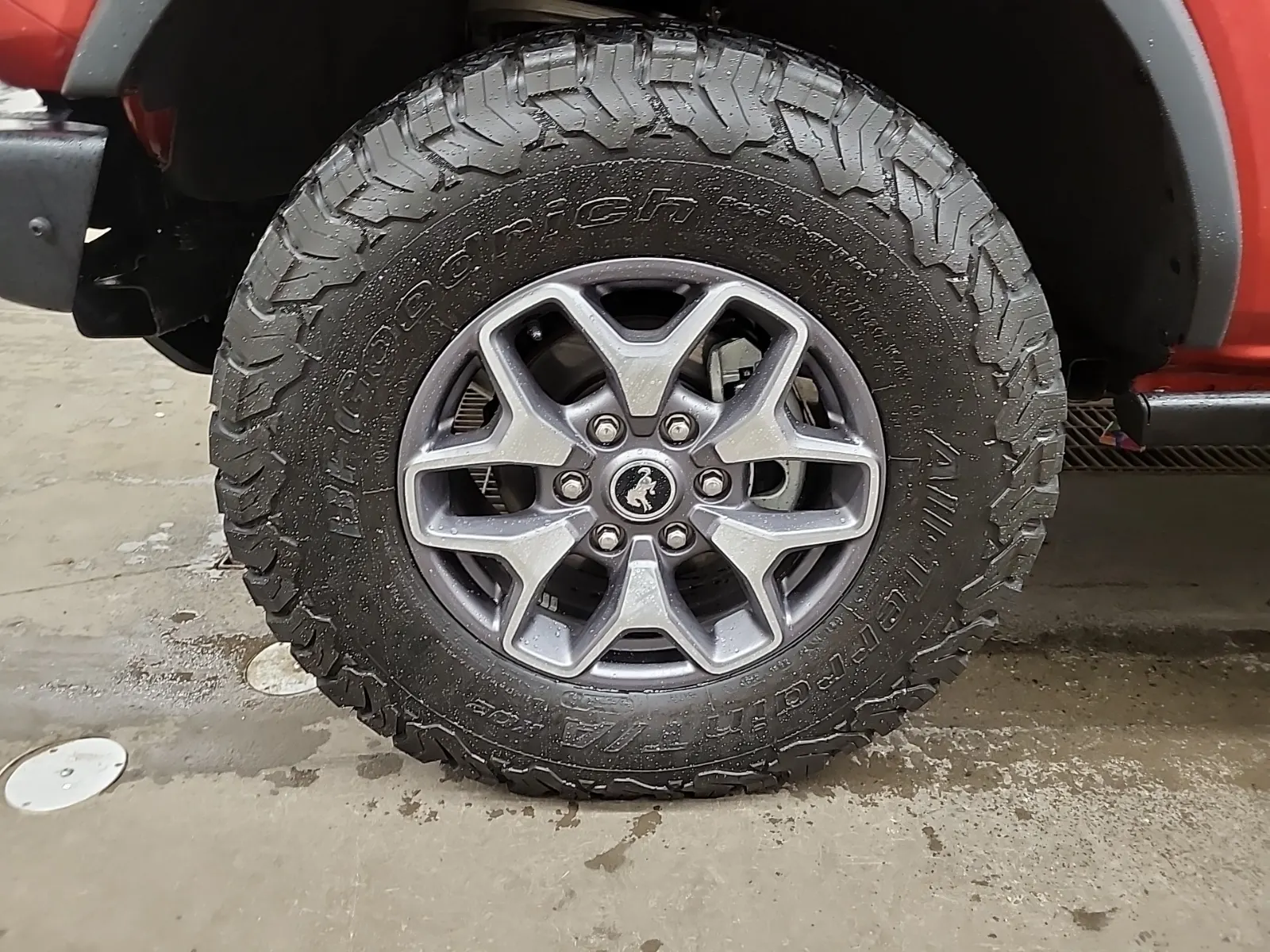 Front driver wheel/tire photo