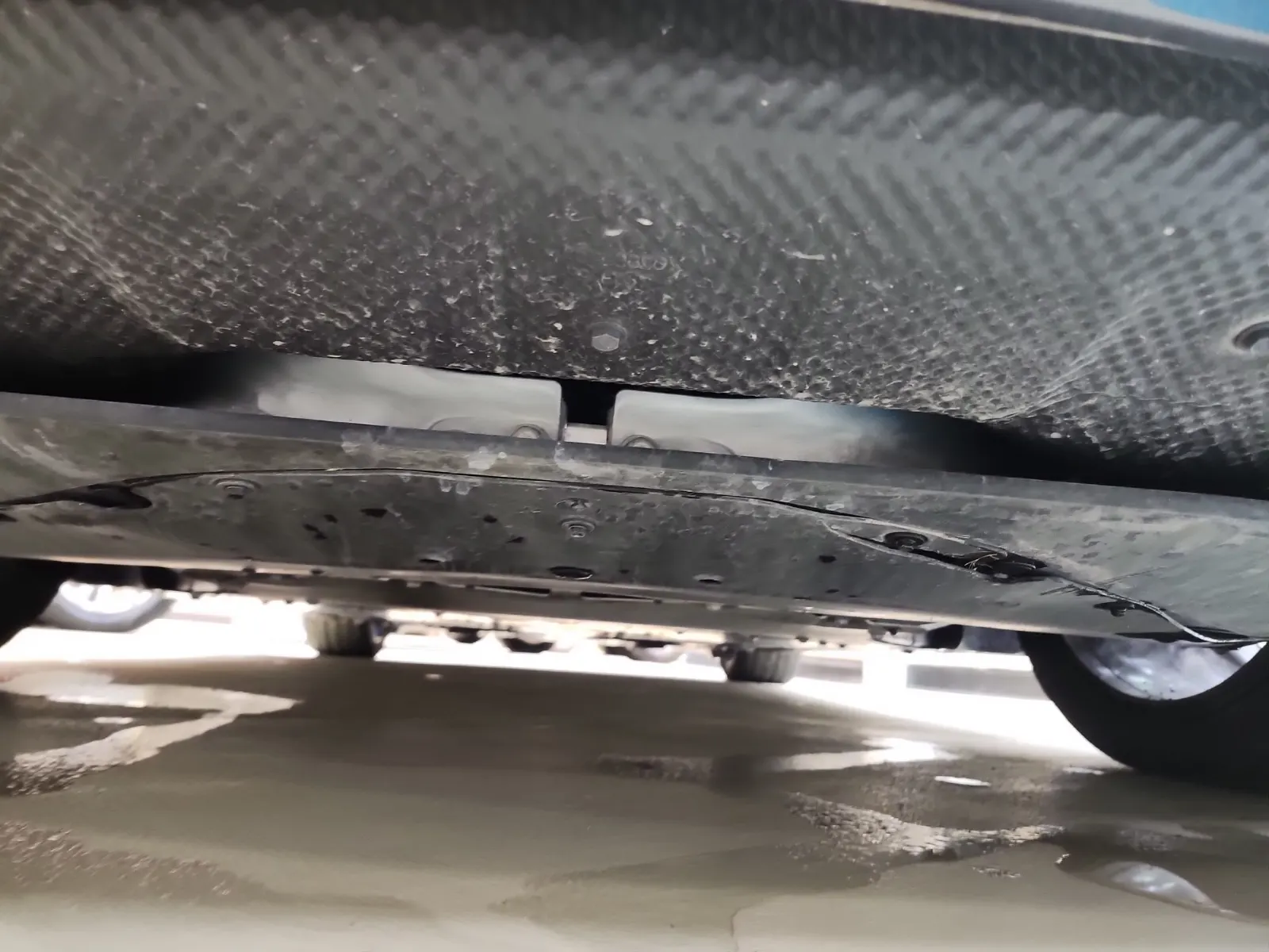 Undercarriage - Rear Photo