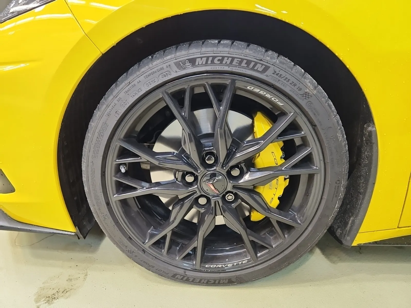 Front driver wheel/tire photo