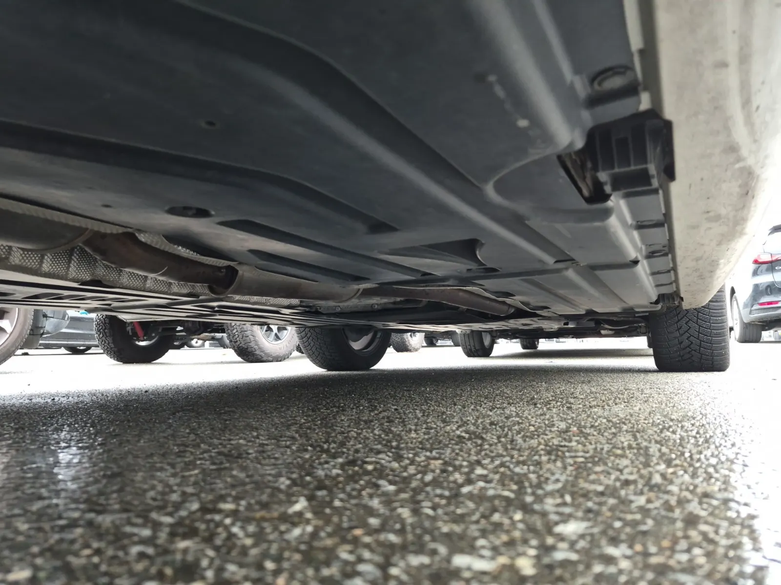 Undercarriage - Passenger Photo