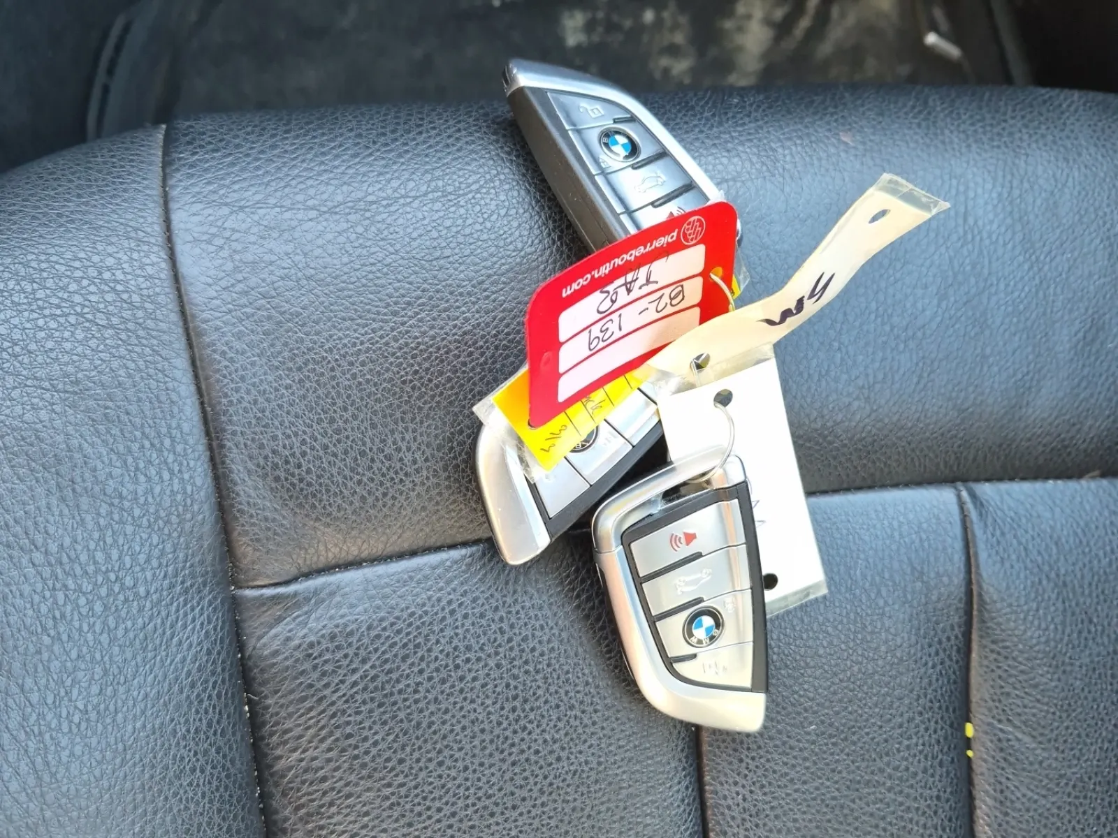Keys/Fobs/Manual Photo