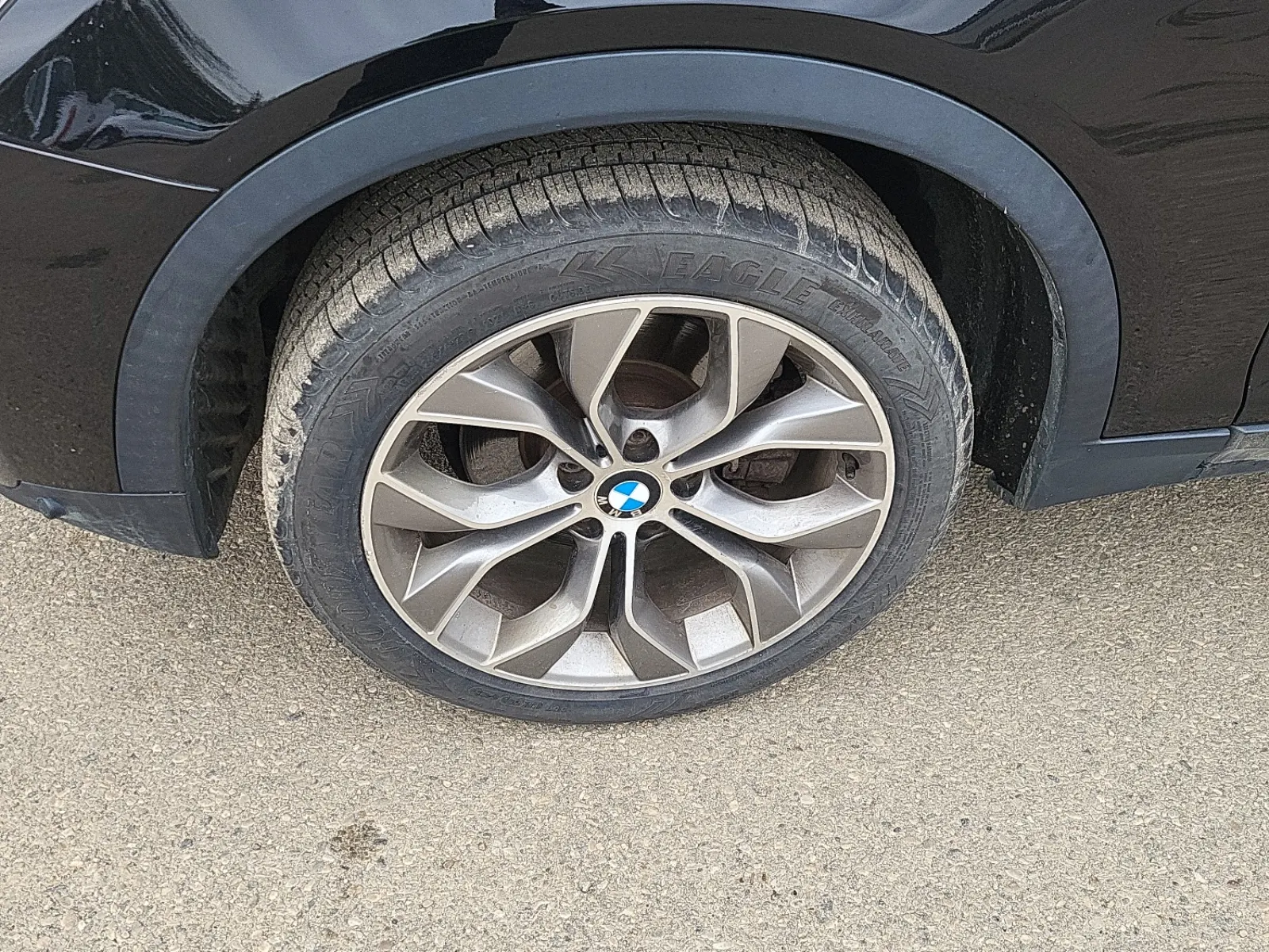 Front driver wheel/tire photo