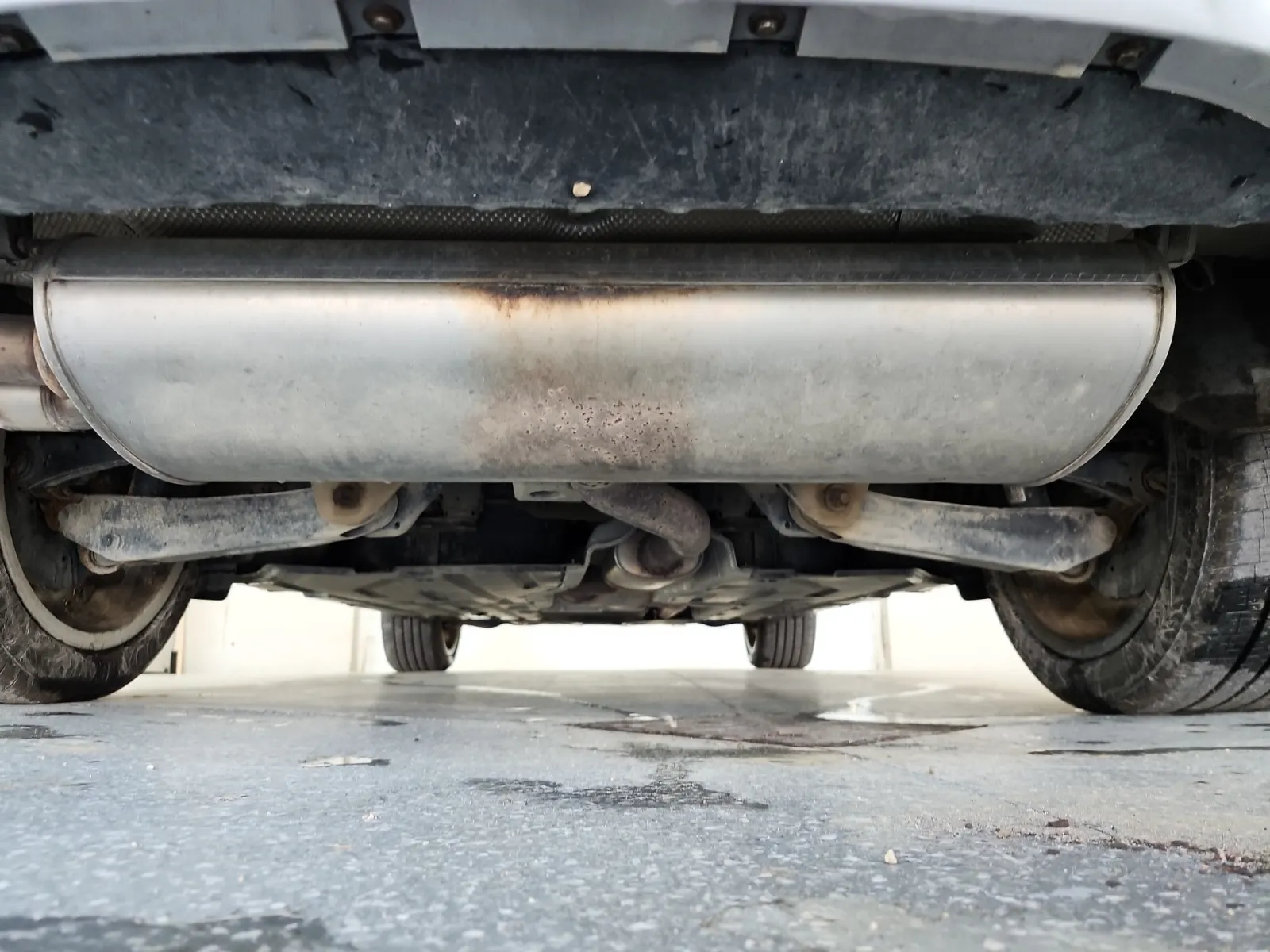 Undercarriage - Rear Photo