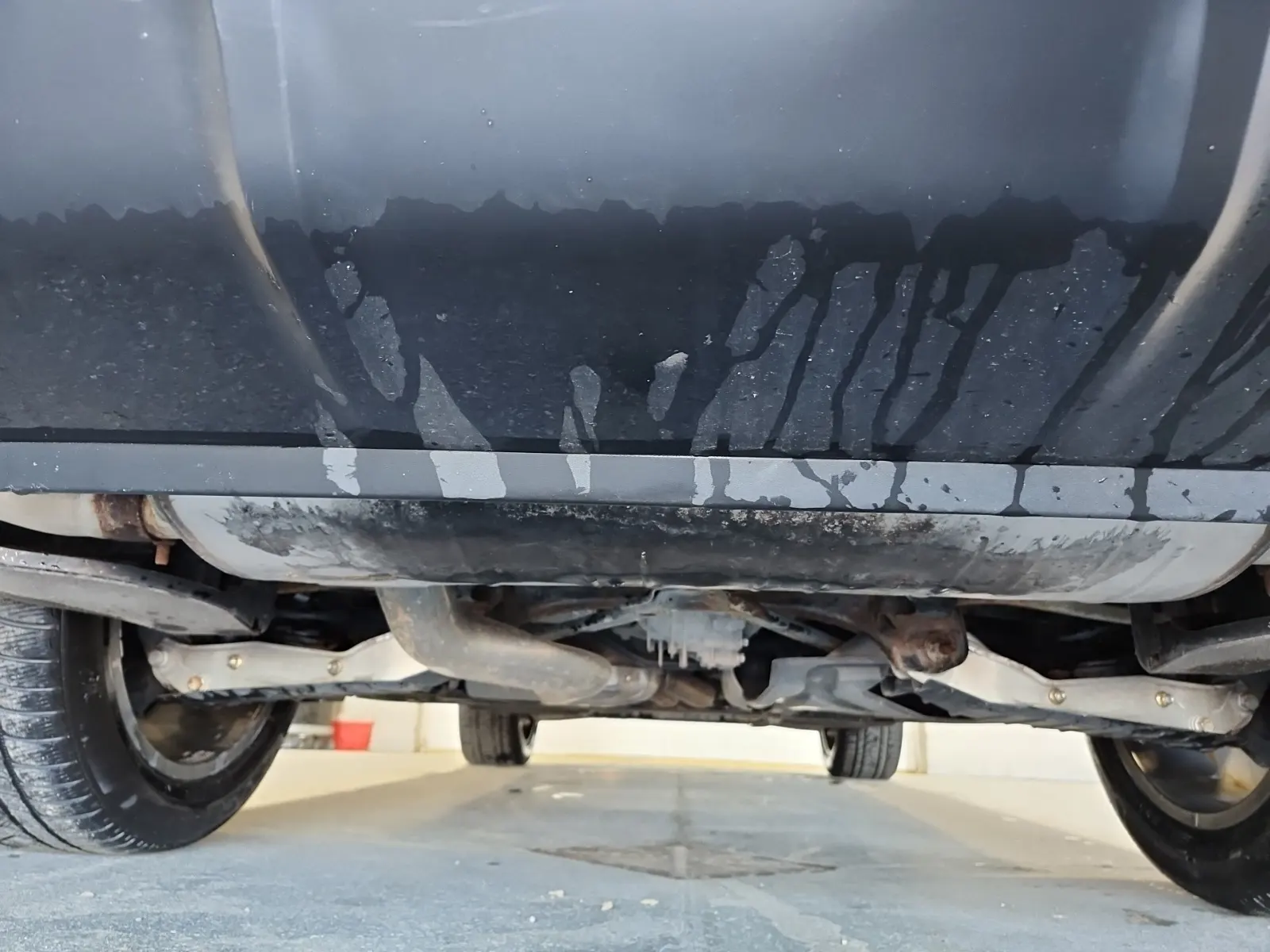 Undercarriage - Rear Photo