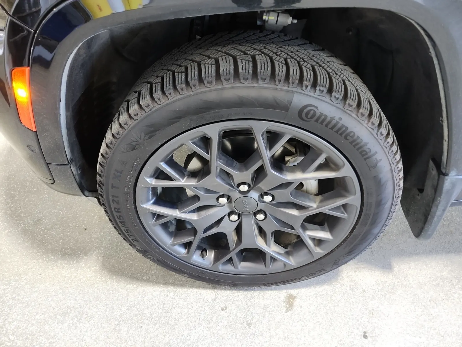 Front driver wheel/tire photo