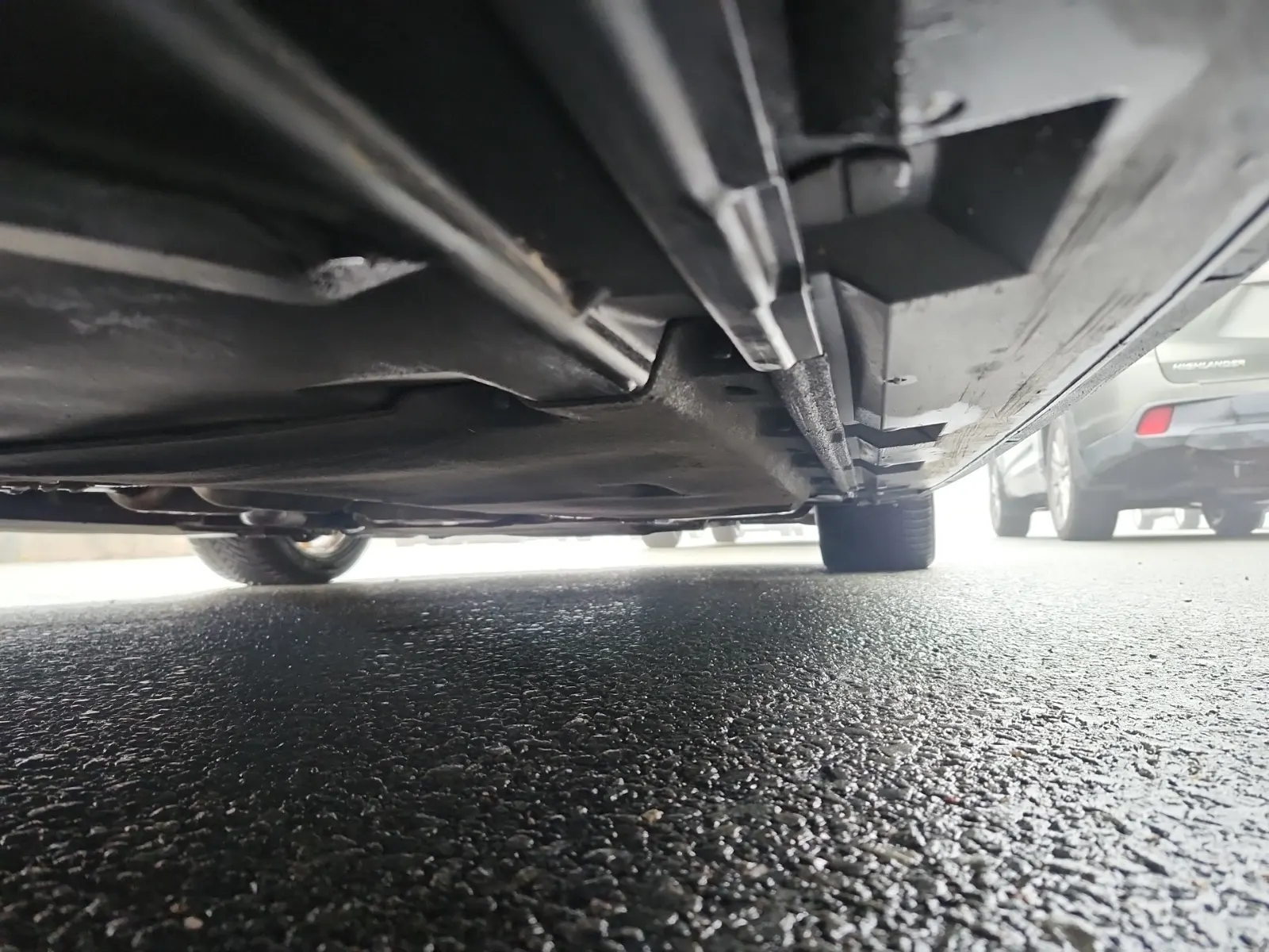 Undercarriage - Passenger Photo