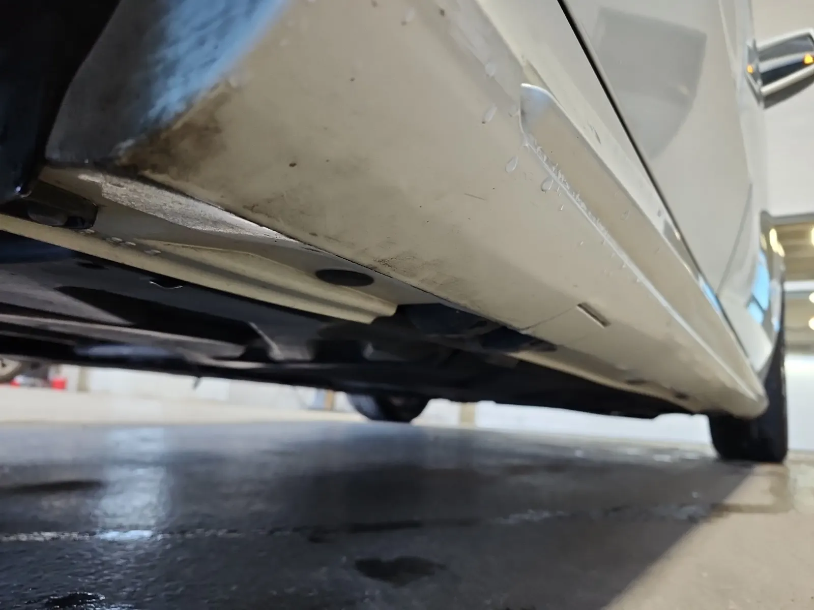 Undercarriage - Passenger Photo
