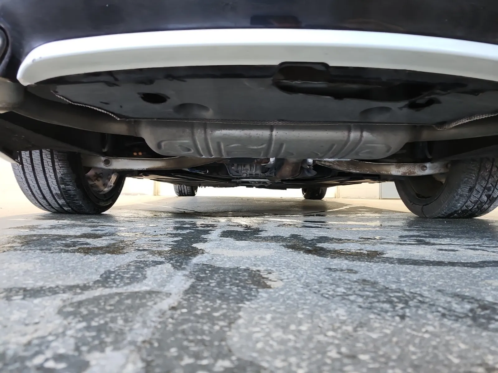Undercarriage - Rear Photo