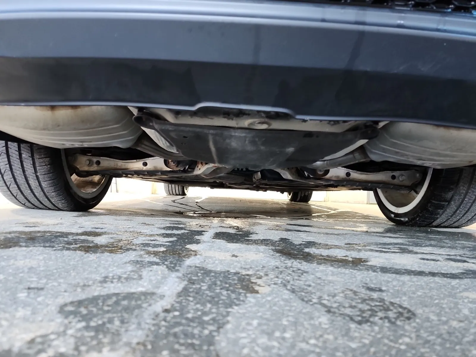 Undercarriage - Rear Photo