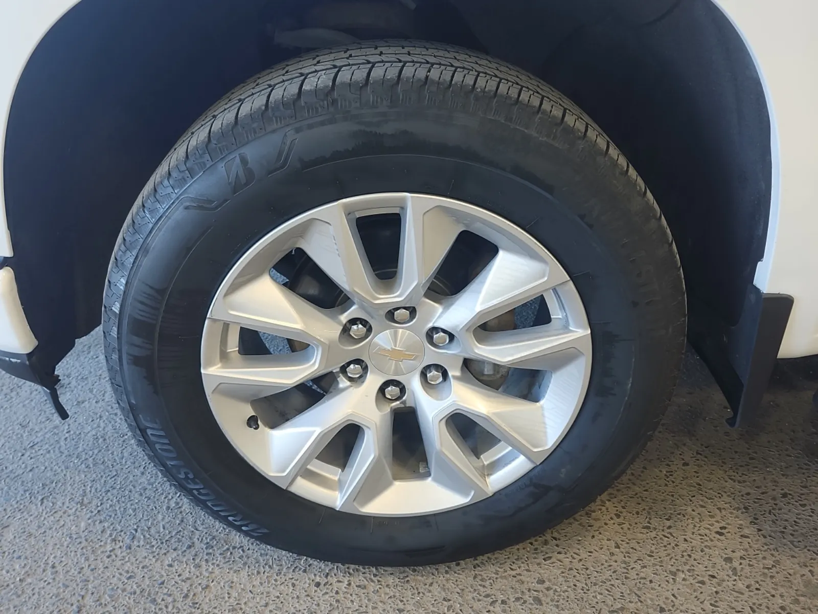 Front driver wheel/tire photo