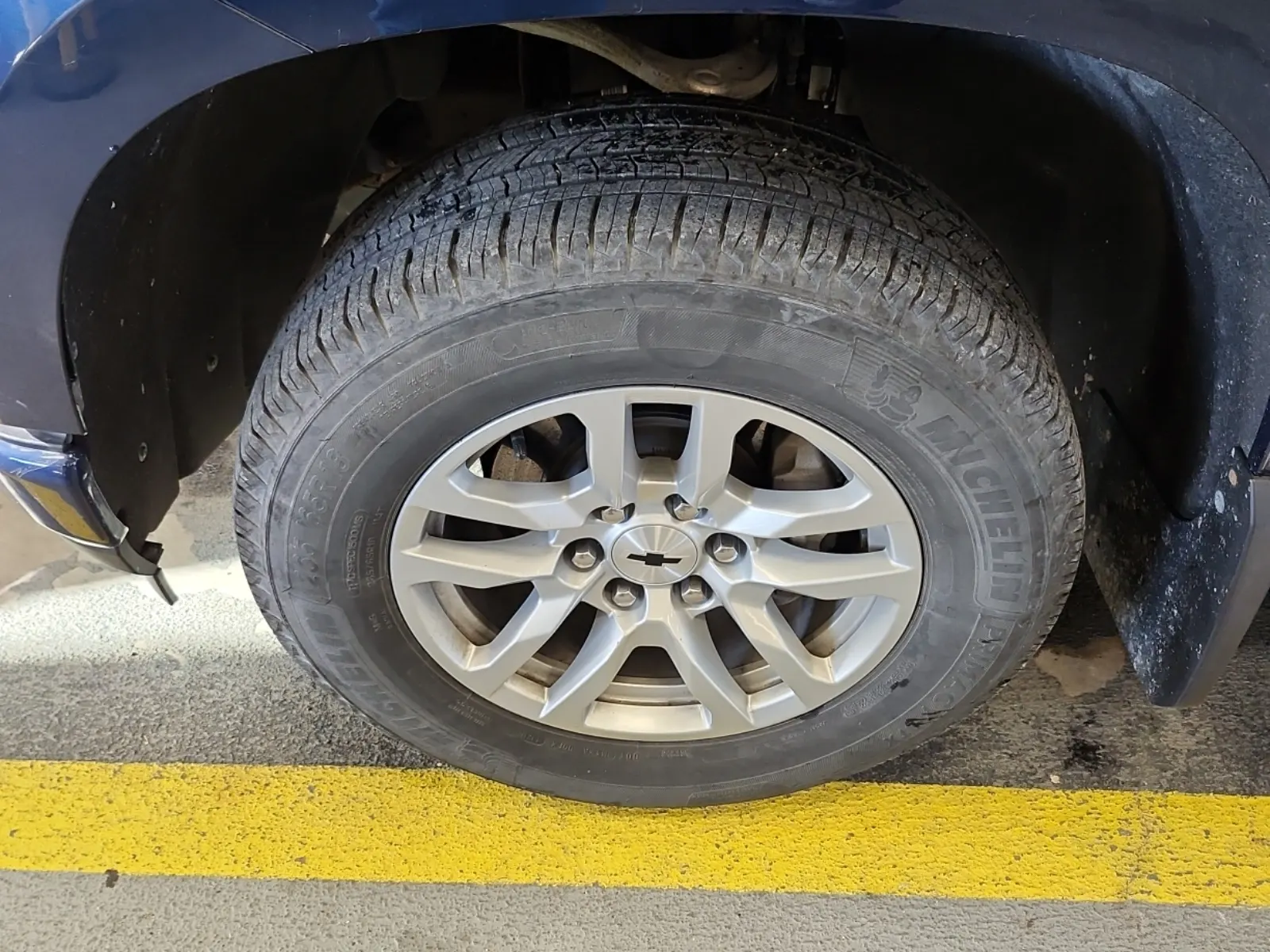 Front driver wheel/tire photo