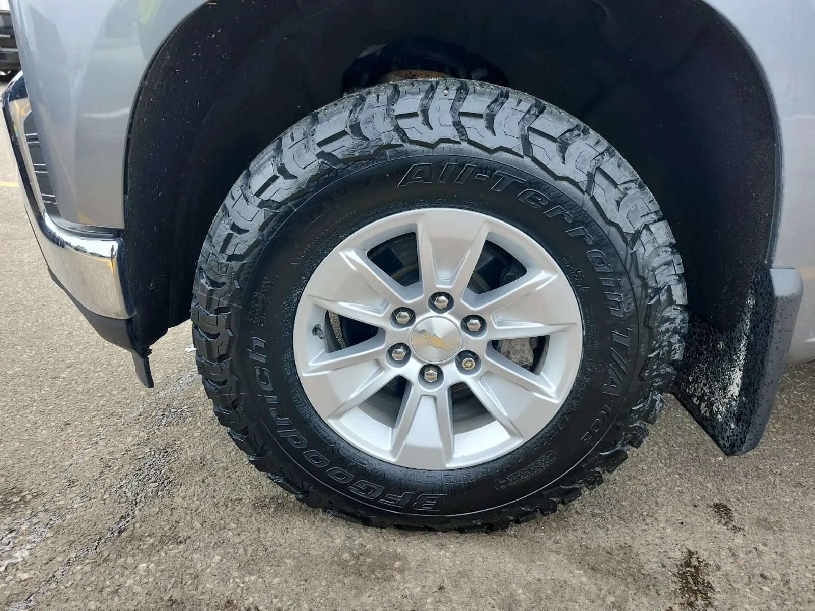 Front driver wheel/tire photo