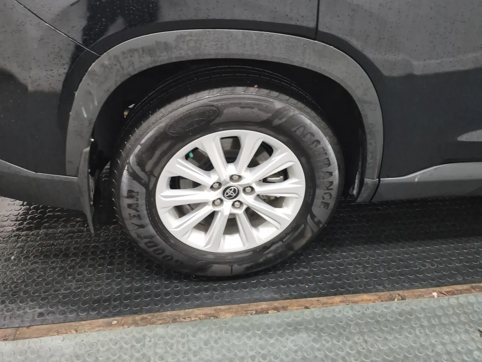 Right Rear Wheel/Tire Photo