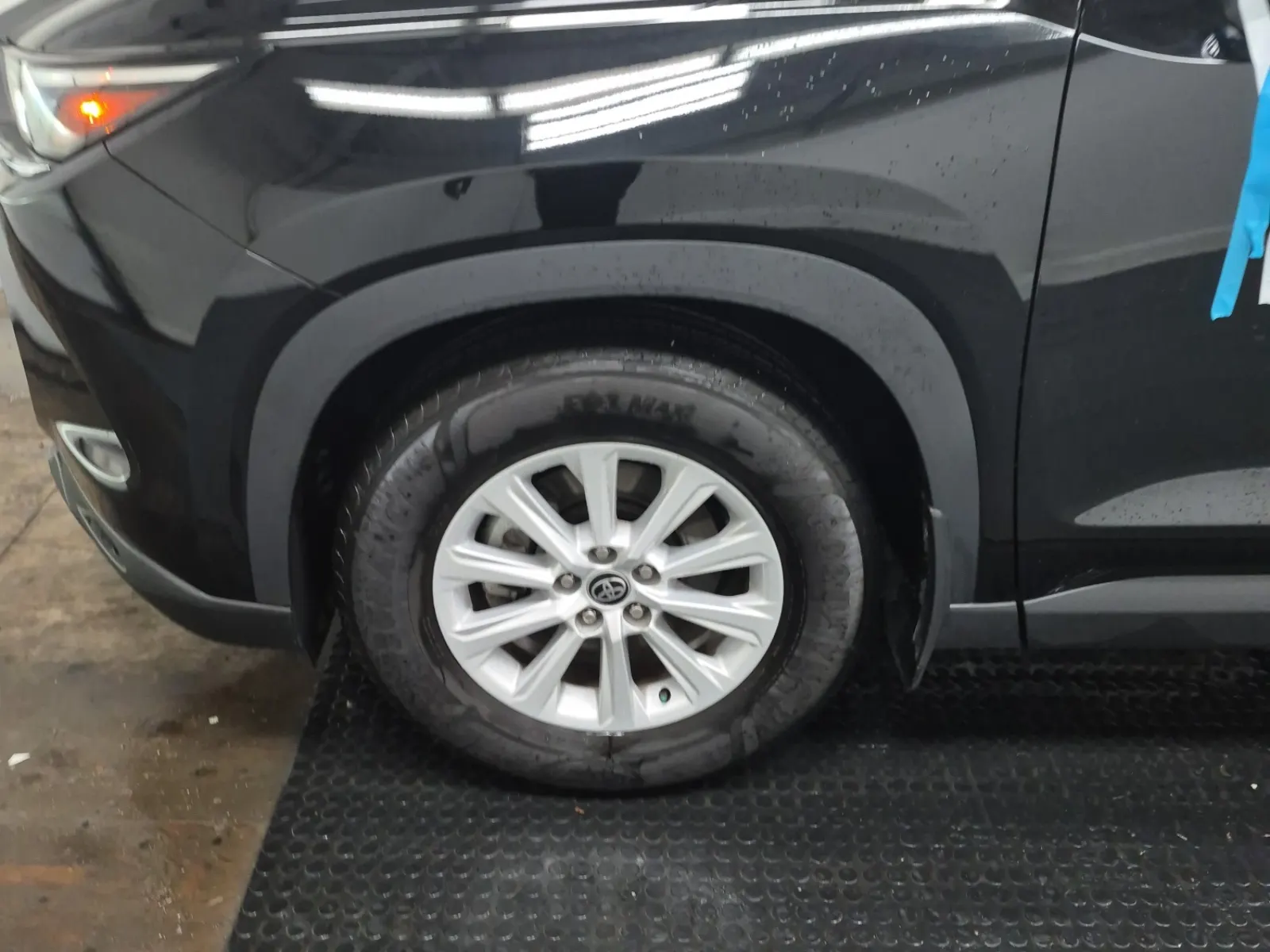 Front driver wheel/tire photo