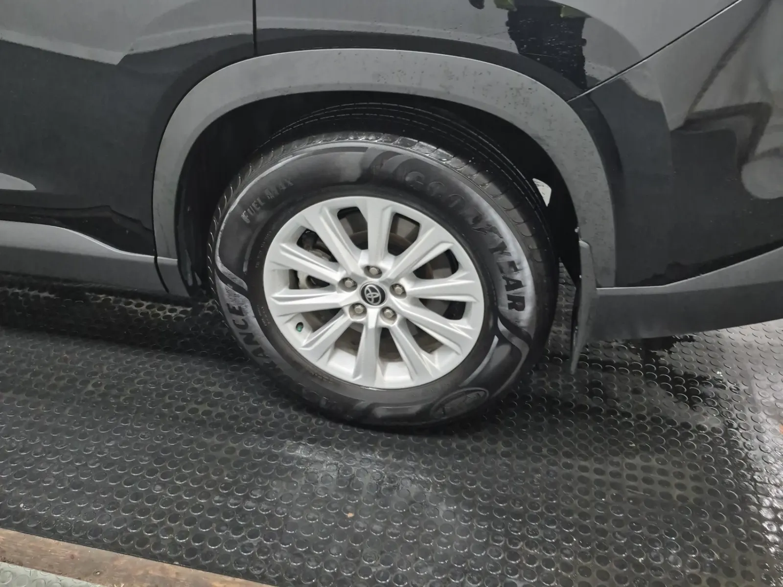Left Rear Wheel/Tire Photo