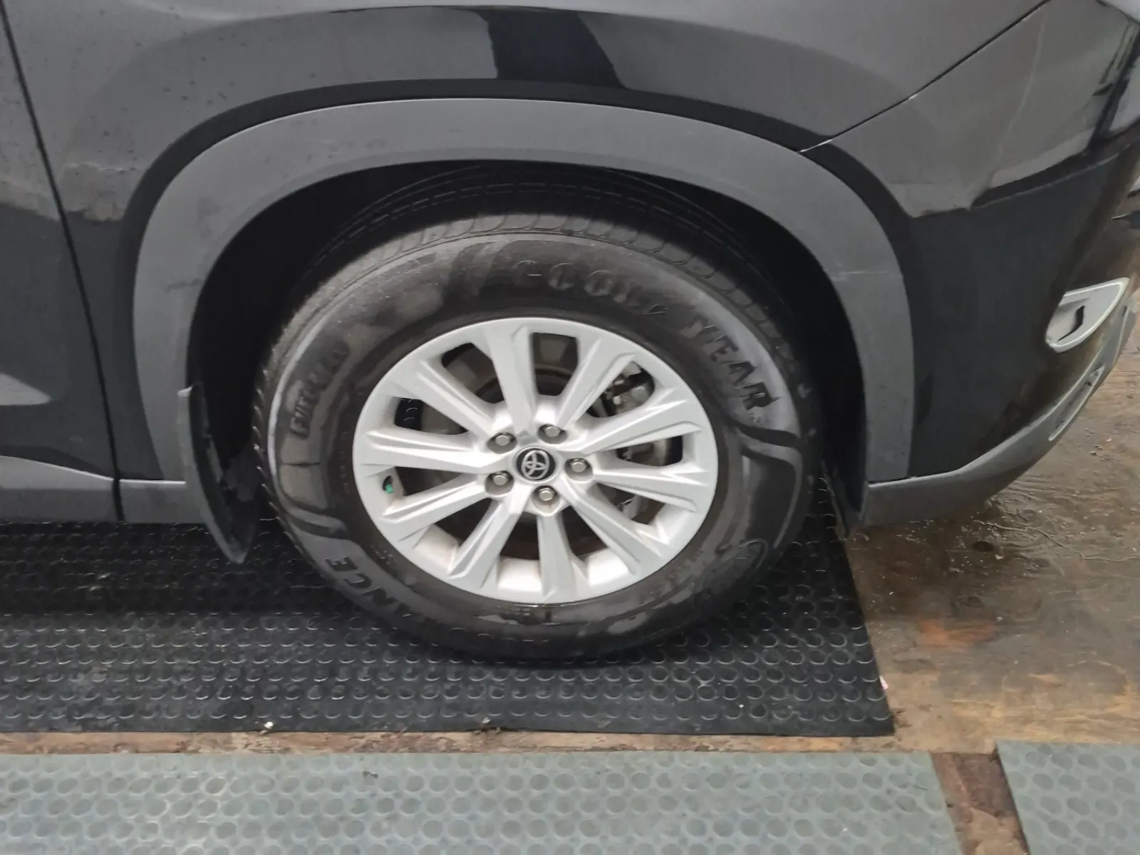 Right Front Wheel/Tire Photo